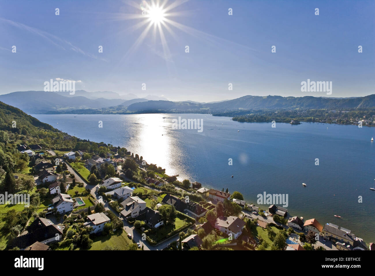 Visualizzare vom montagne circostanti la città al Traunsee, Austria, Austria superiore, Gmunden Foto Stock