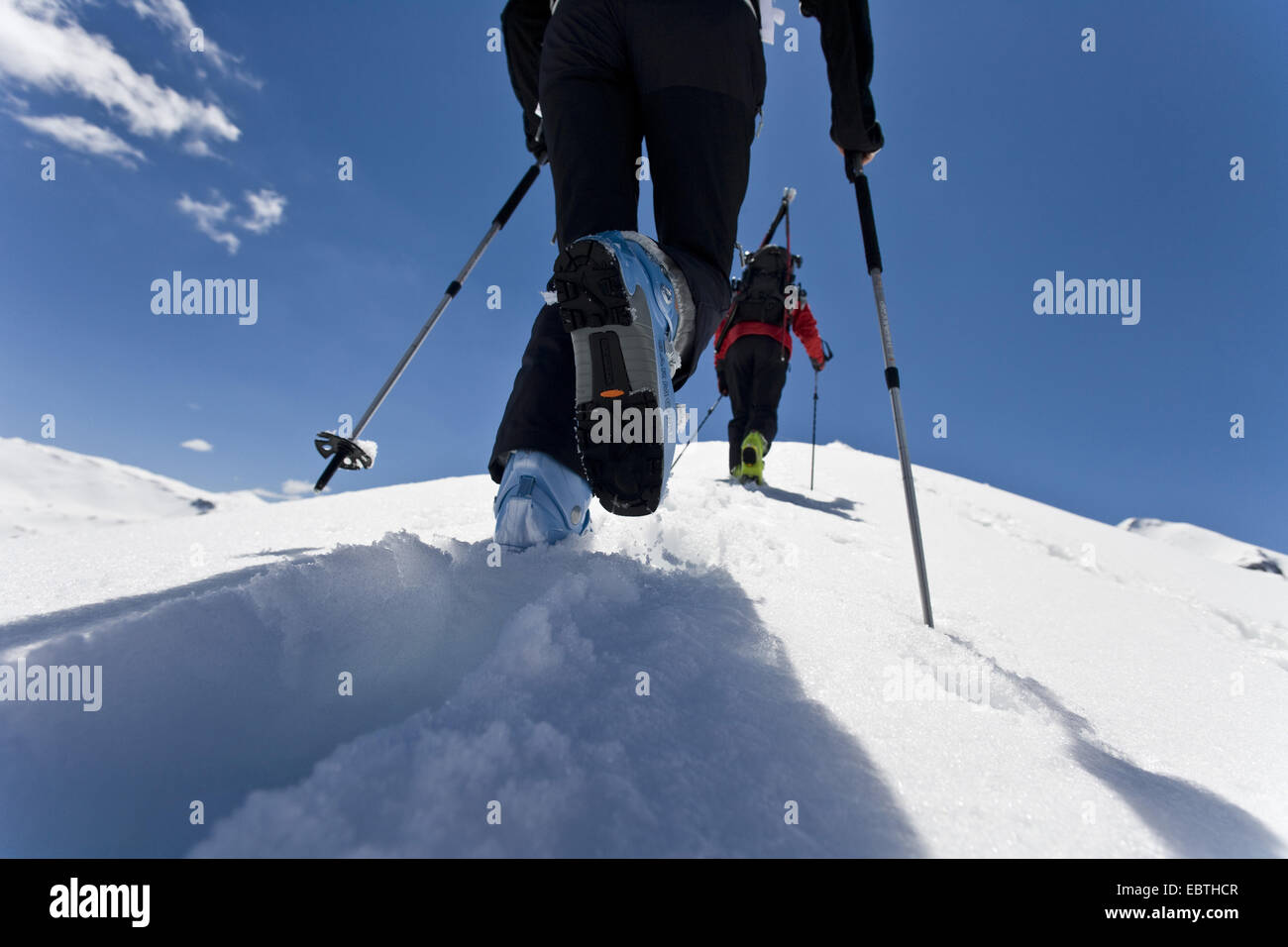 Due gli sciatori a scalare una coperta di neve montagna cresta, l'Austria, il Grossglockner Foto Stock