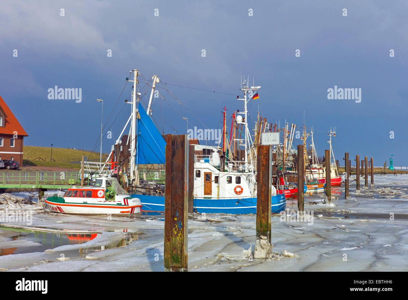 Icy harbour con gamberetti e rescue cruiser, Germania, Bassa Sassonia, Fedderwardersiel Foto Stock