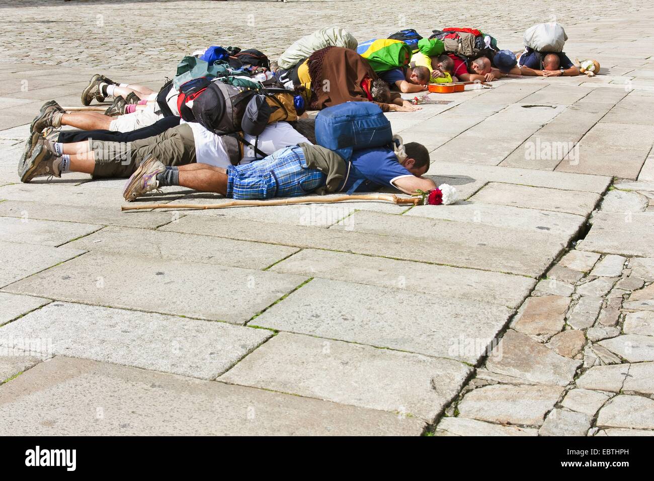 I pellegrini brasiliani giacente a terra e pregando davanti alla cattedrale il Praza do Obradoiro, Spagna Galizia, Coruña±a Santiago de Compostela Foto Stock