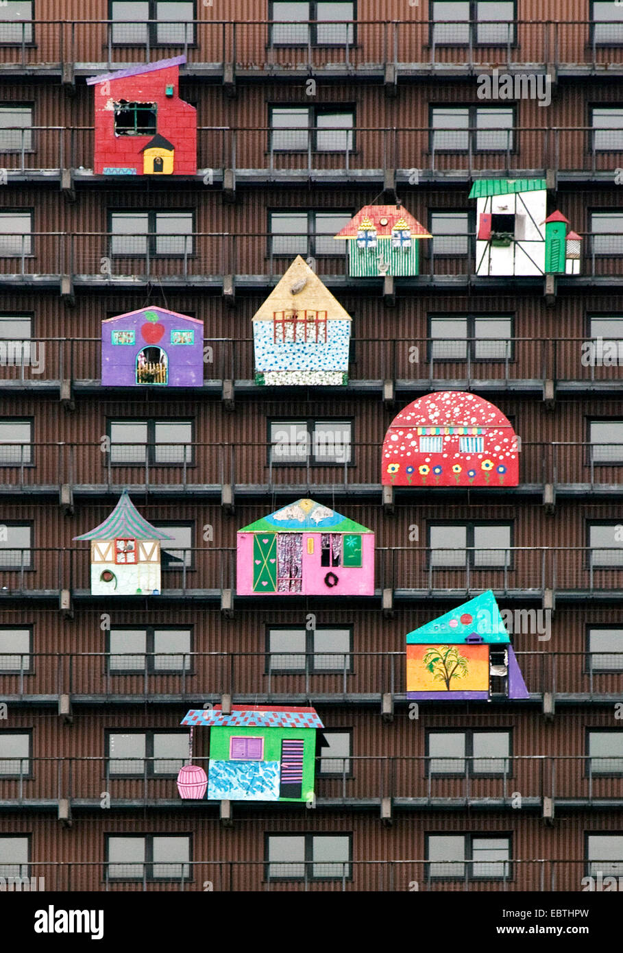 Opera d'arte 'Dcome Glueck' di HA Schult alla facciata di un blocco a torre, in Germania, in Renania settentrionale-Vestfalia, la zona della Ruhr, Bergkamen Foto Stock