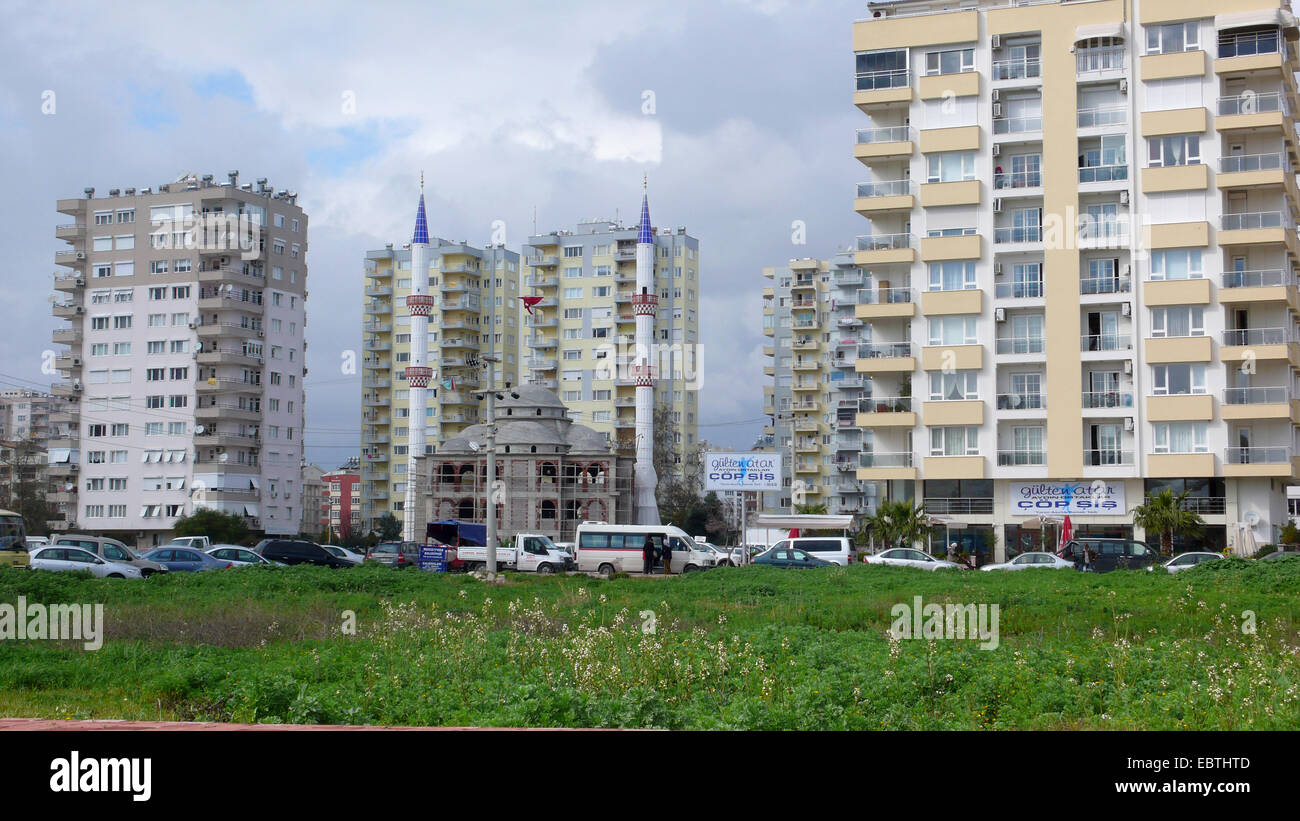 Le torri residenziali e minareti della Moschea profila fianco a fianco, Turchia Antalya Foto Stock