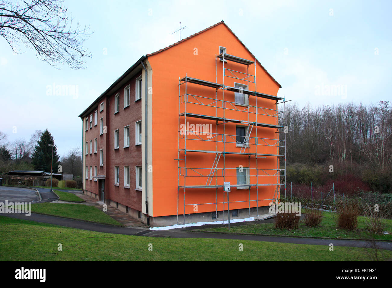 Ponteggio a più piani edificio residenziale che è dipinta, Germania Foto Stock