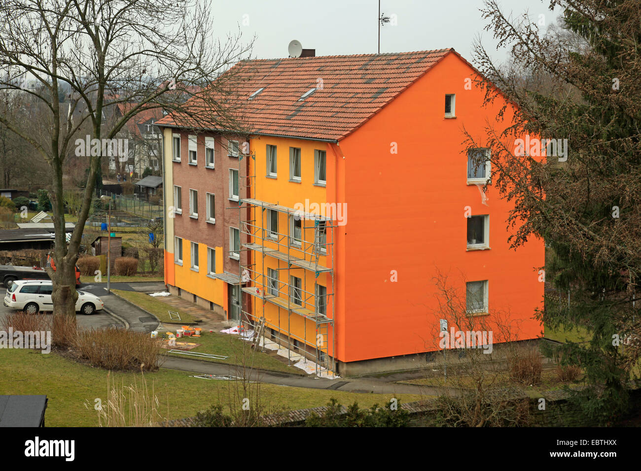 Ponteggio a più piani edificio residenziale che è dipinta, Germania Foto Stock