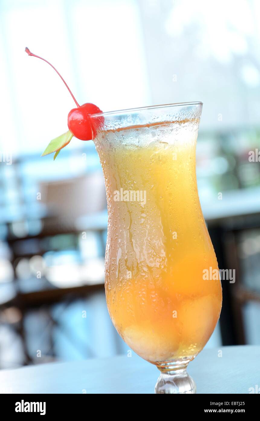 Bevande, ice tea con litchi con ciliegie come una decorazione Foto Stock