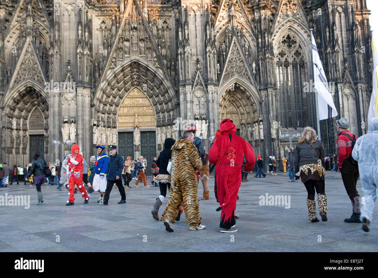 Persone mascherate di fronte alla Cattedrale di Colonia per celebrare l'inizio della stagione di carnevale su Novemer 11, in Germania, in Renania settentrionale-Vestfalia, Colonia Foto Stock