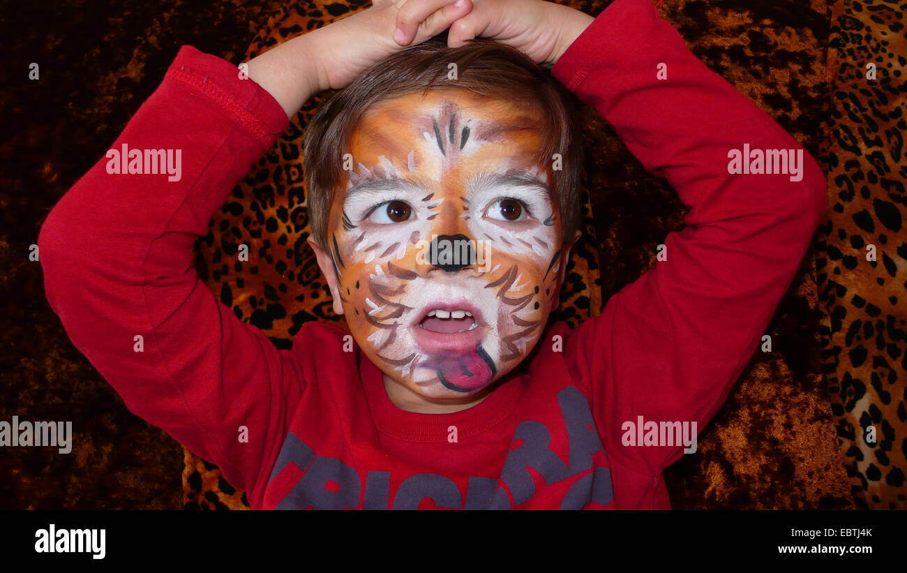 Ritratto di un ragazzino costituita come una tigre Foto Stock