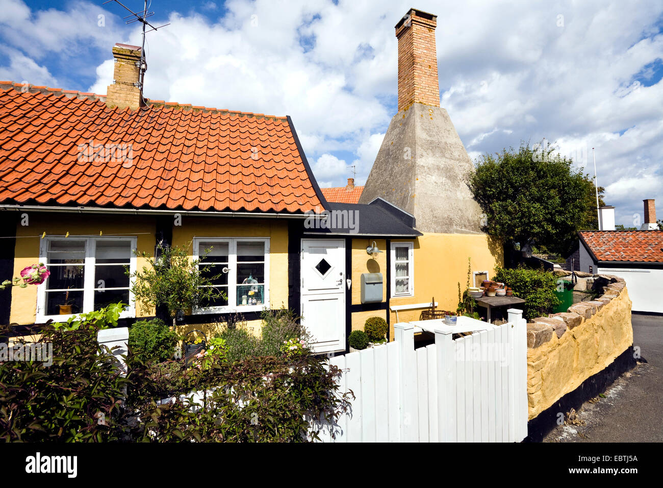 Aringa smoke house con casa residenziale, Danimarca, Bornholm, Gudhjem Foto Stock