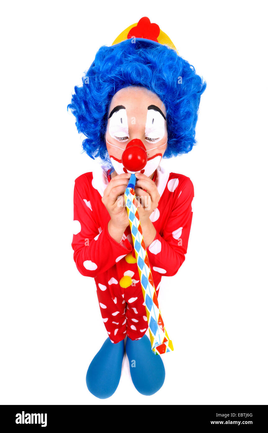 Poco clown soffia in un partito avvisatore acustico Foto Stock