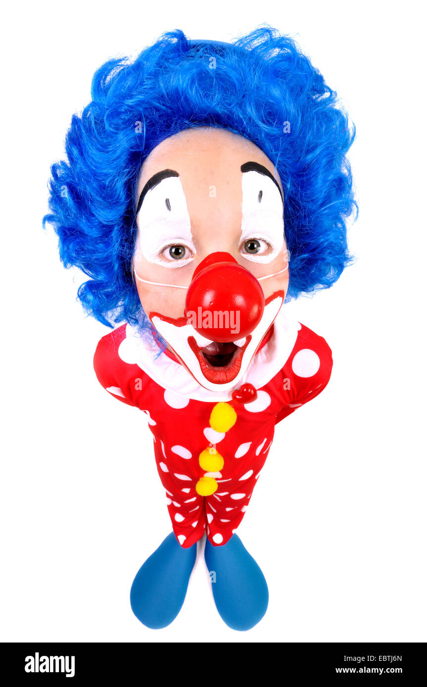 Poco chiedendo clown con parrucca blu e falso naso rosso Foto Stock
