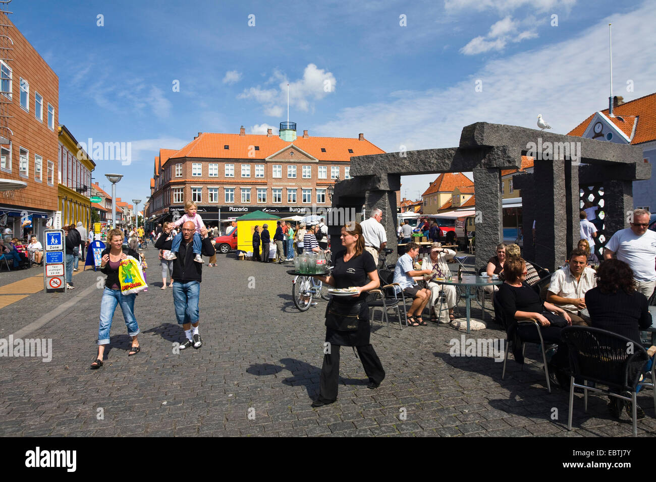 Street Cafe ad una vivace piazza, Danimarca, Bornholm Roenne Foto Stock