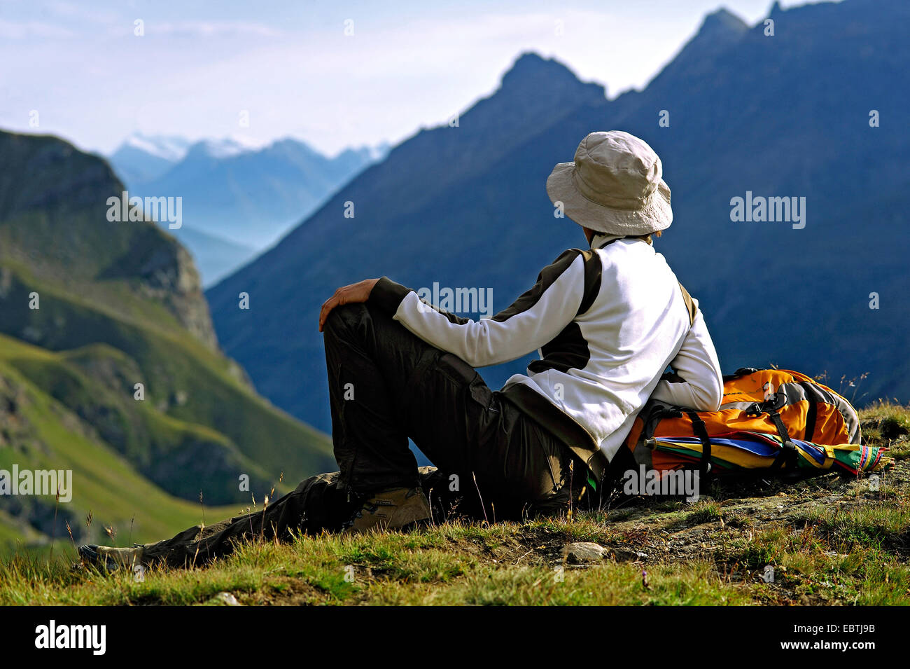 Femmina wanderer godendo di una buona vista, Italia, Val d'Aosta Foto Stock