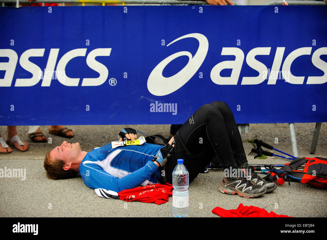 Esaurito runner sdraiato sul pavimento, Francia, Savoie Foto Stock