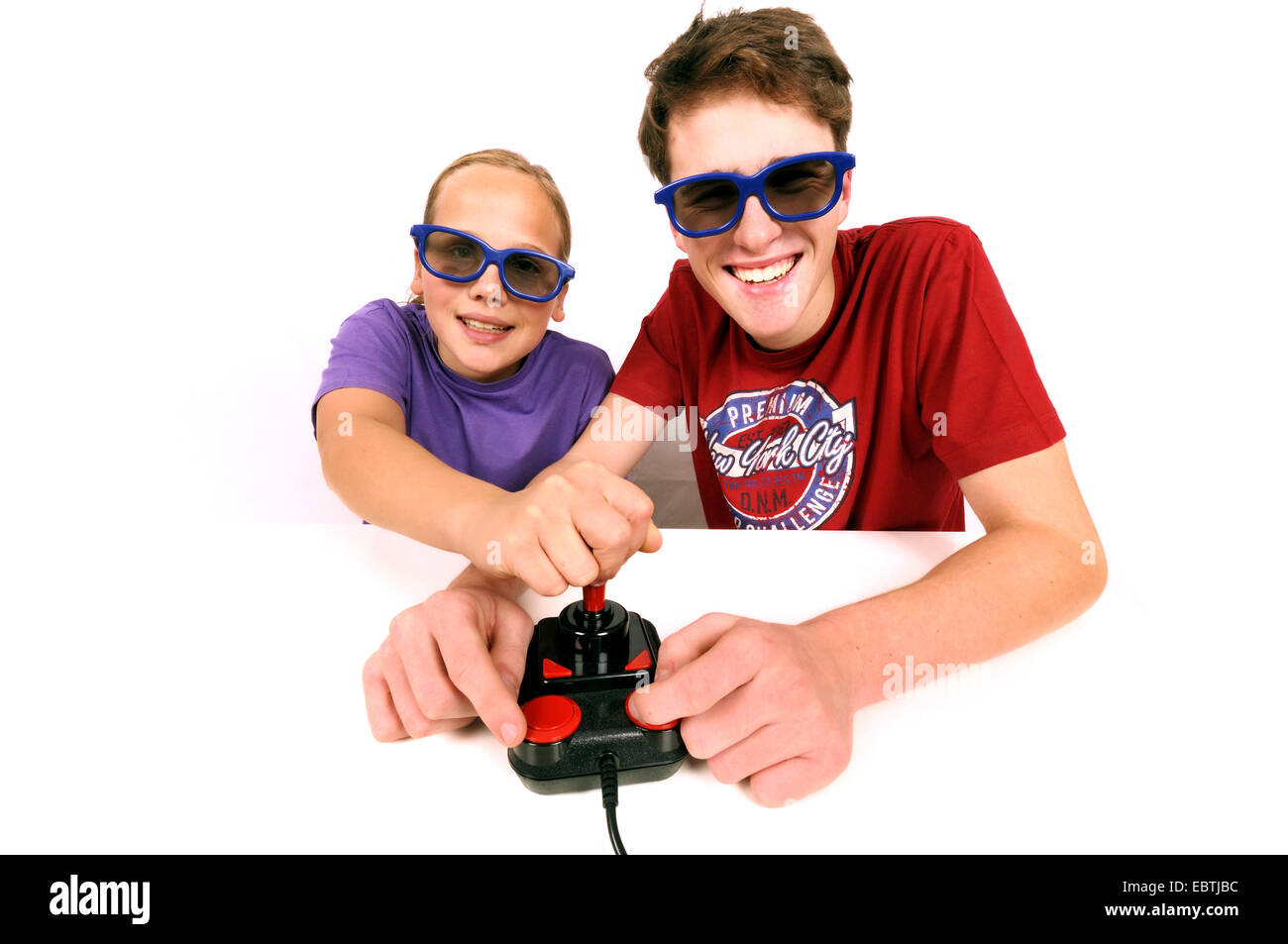 Due bambini con gli occhiali 3D per giocare con i videogiochi Foto Stock