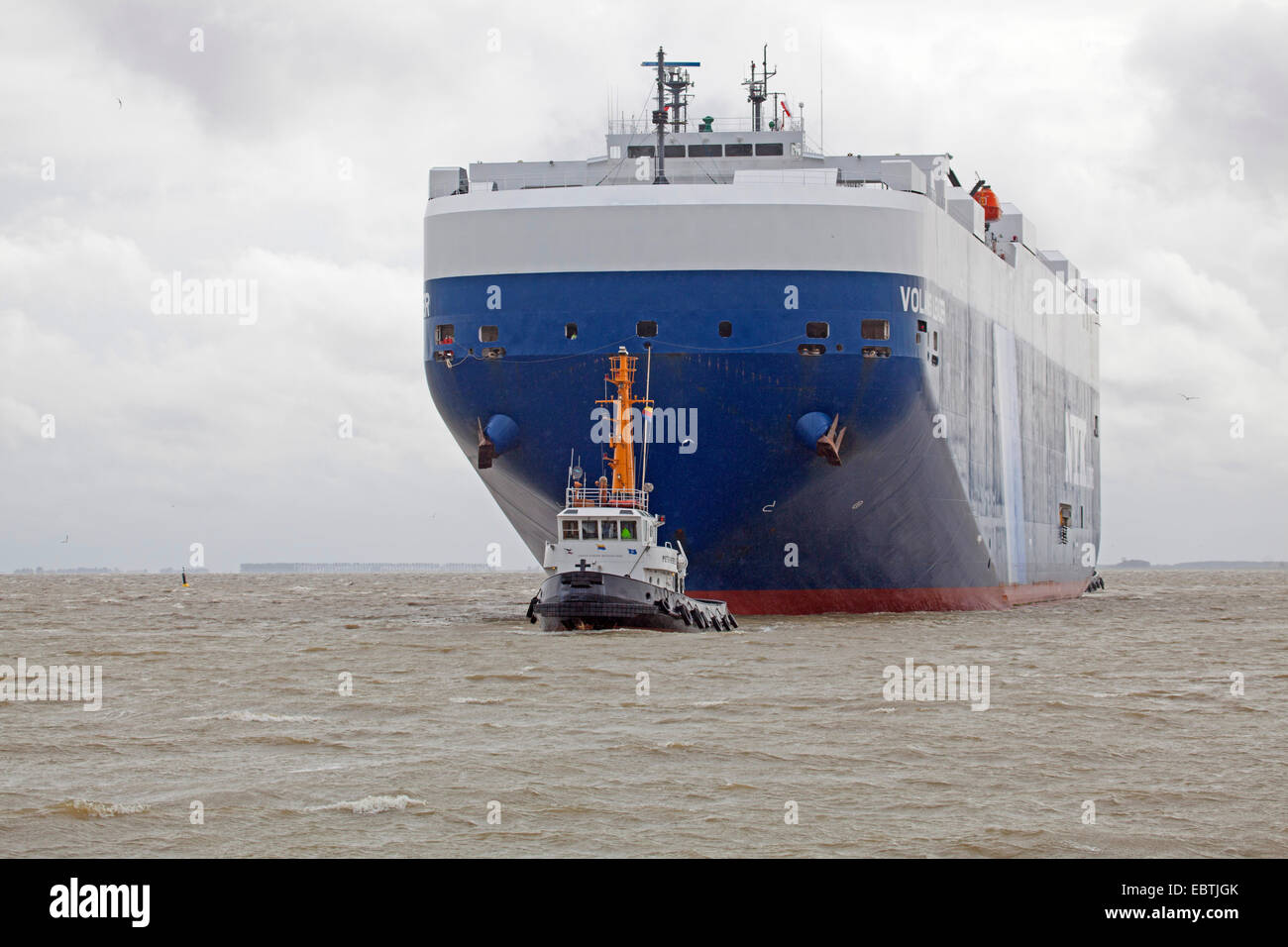 Auto vettore Voland Leader con towboat, Germania, Bassa Sassonia, Frisia orientale, Emden Foto Stock