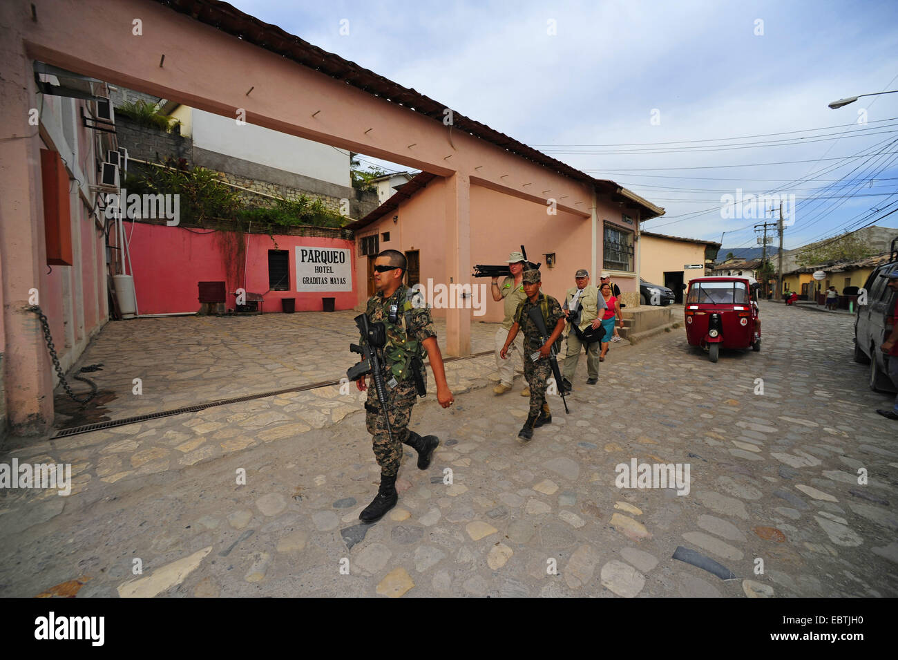 Videoteam eseguire dopo il soldato , Honduras, Copan, Copan Foto Stock