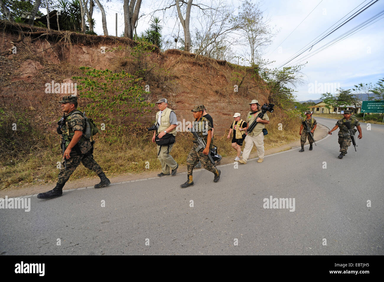 Soldati di andare con un videofilm una strada lungo, Honduras, Copan, Copan Foto Stock