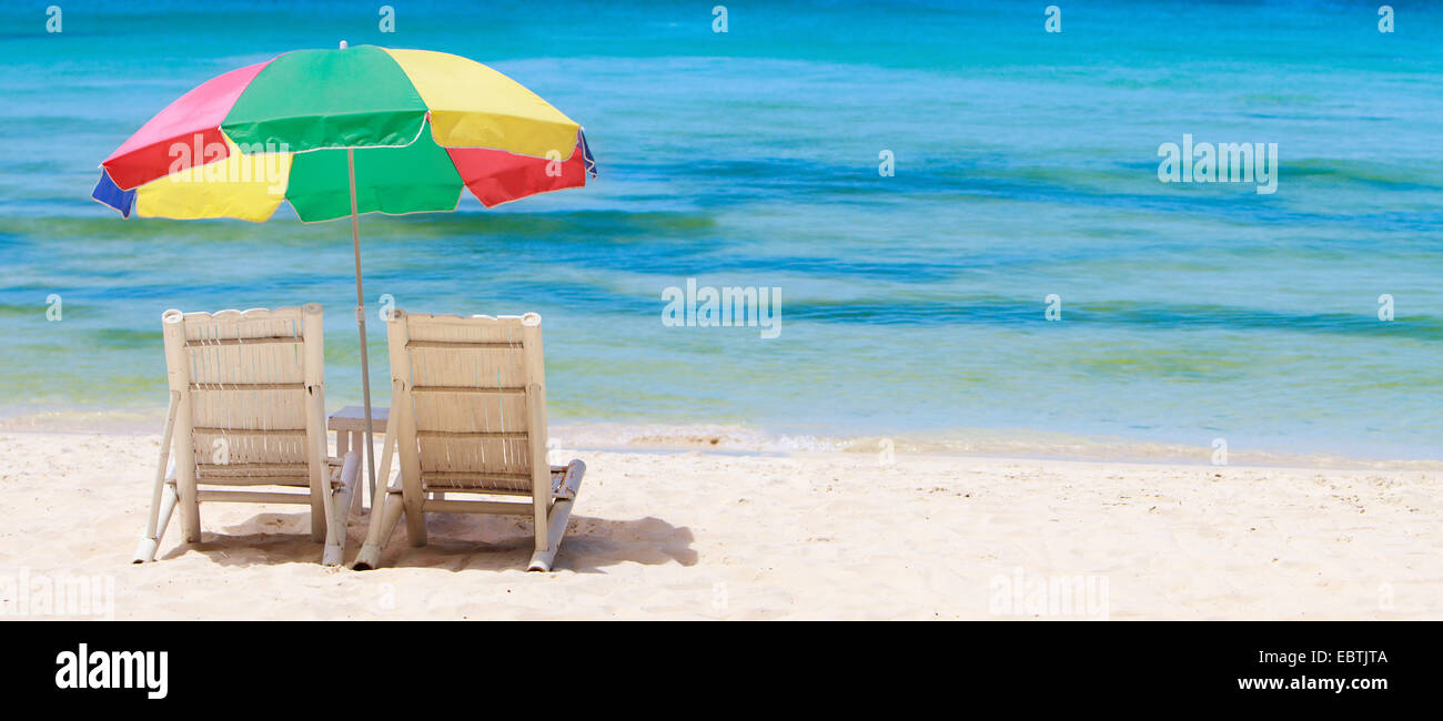 Due sedie di tela e ombrellone sulla spiaggia sabbiosa, Filippine Foto Stock