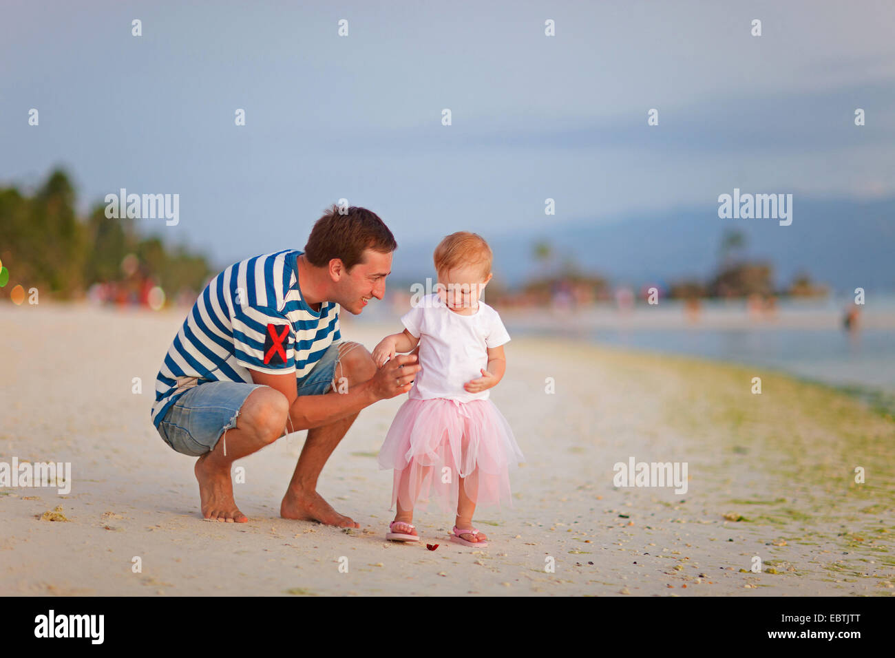 Il padre e la sua piccola figlia sulla spiaggia tropicale Foto Stock