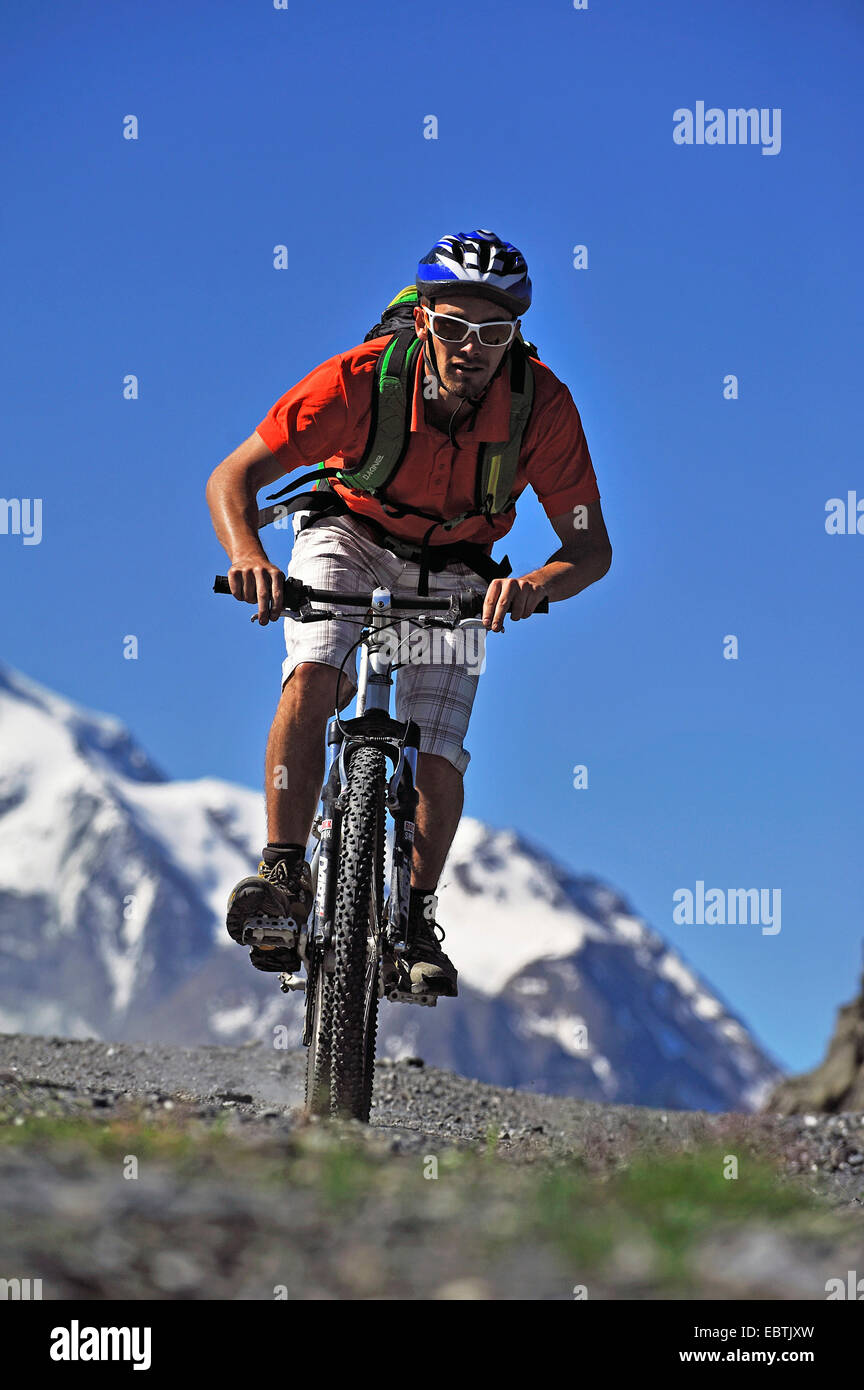 Mountain biker nelle Alpi, Francia, Savoie Foto Stock