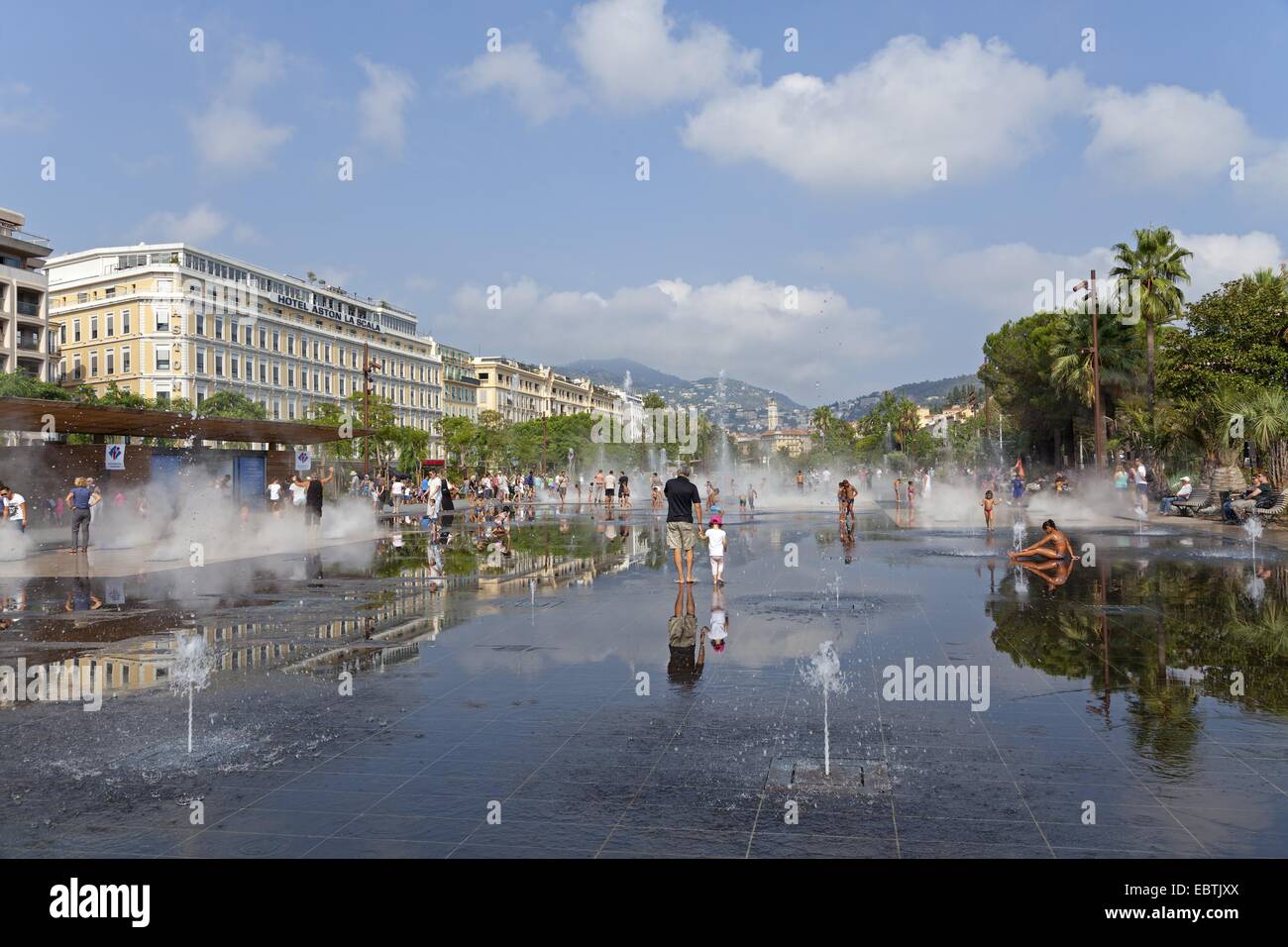 Acqua di irrorazione, Place Massena, Nizza Cote d'Azur, in Francia Foto Stock