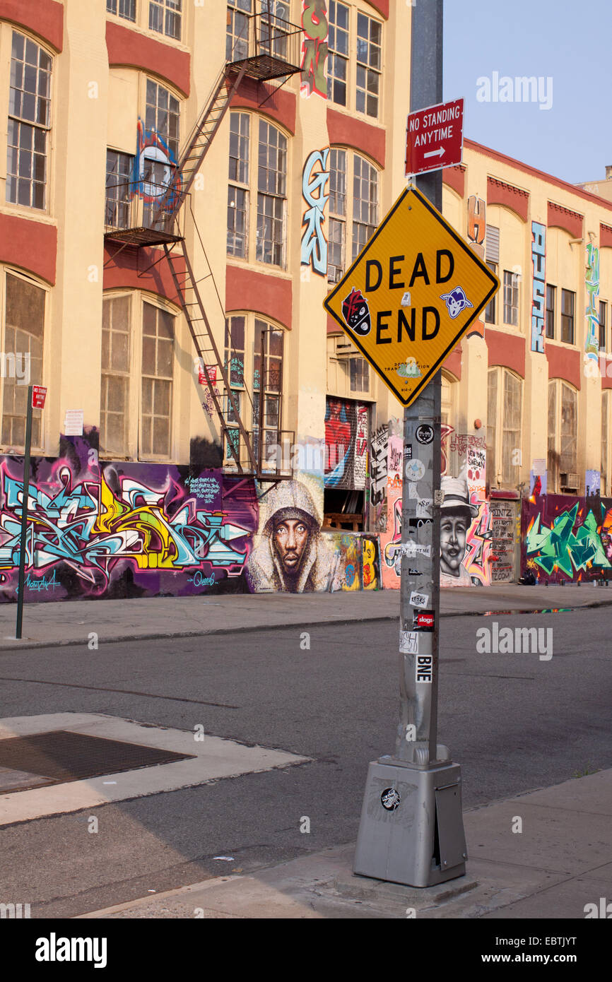 Dead End segno nella parte anteriore del vecchio edificio in fabbrica, USA, Brooklyn, New York City Foto Stock