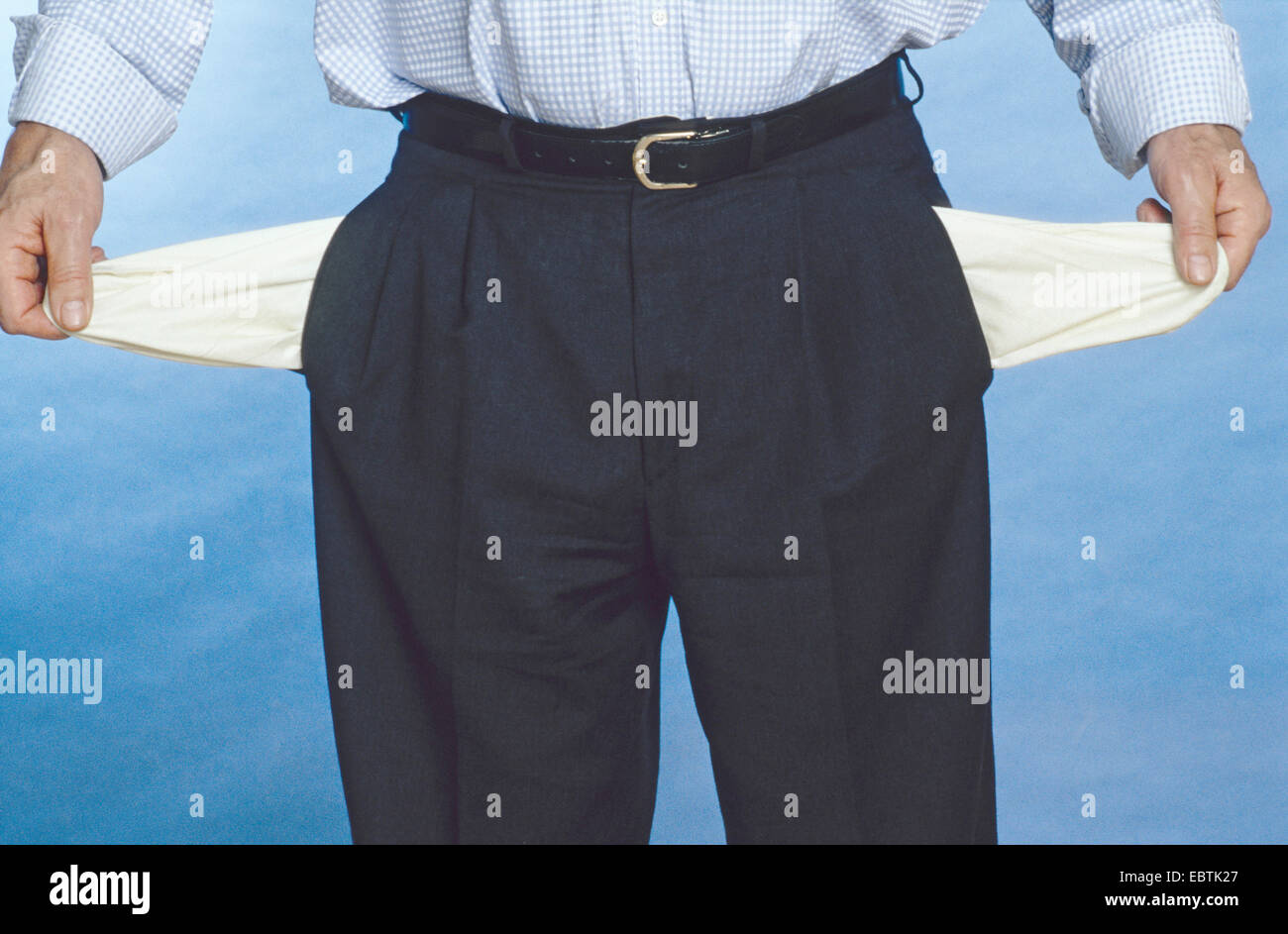 Uomo che mostra vuota tasche dei pantaloni Foto Stock