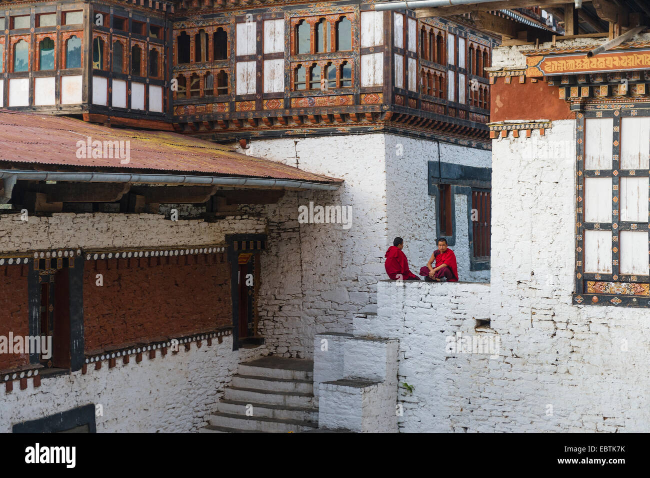 Trongsa Dzong fu costruito nel 1643, domina le principali città e servire come sede amministrativa e la messa a fuoco della secolare Foto Stock