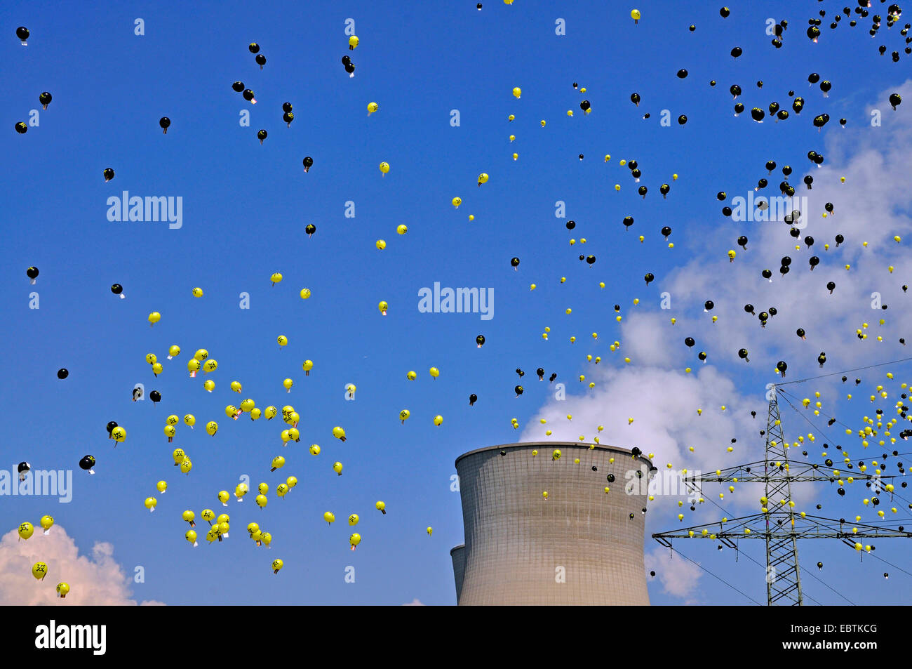 Anti-nucleare dimostrazione vicino centrale nucleare Grundremmingen, attivisti lasciate volare ballons, in Germania, in Baviera, Gundremmingen Foto Stock