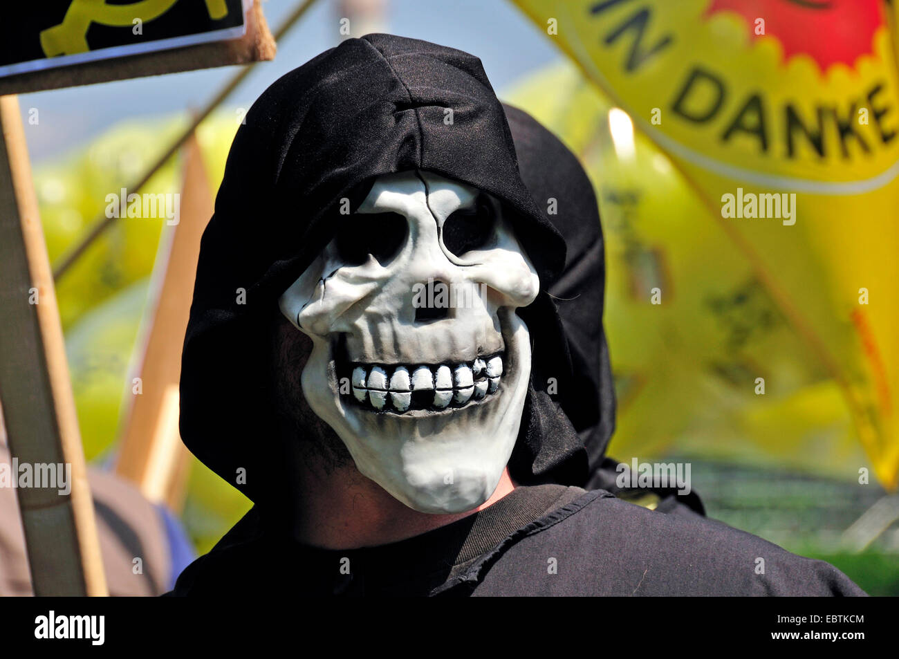 Attivista cranio con maschera in anti-nucleare dimostrazione vicino centrale nucleare Grundremmingen, in Germania, in Baviera, Gundremmingen Foto Stock