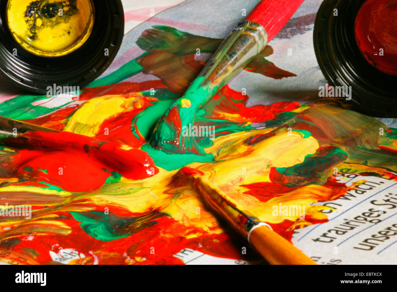 Vernice e colore sono mescolati con vernici Foto Stock