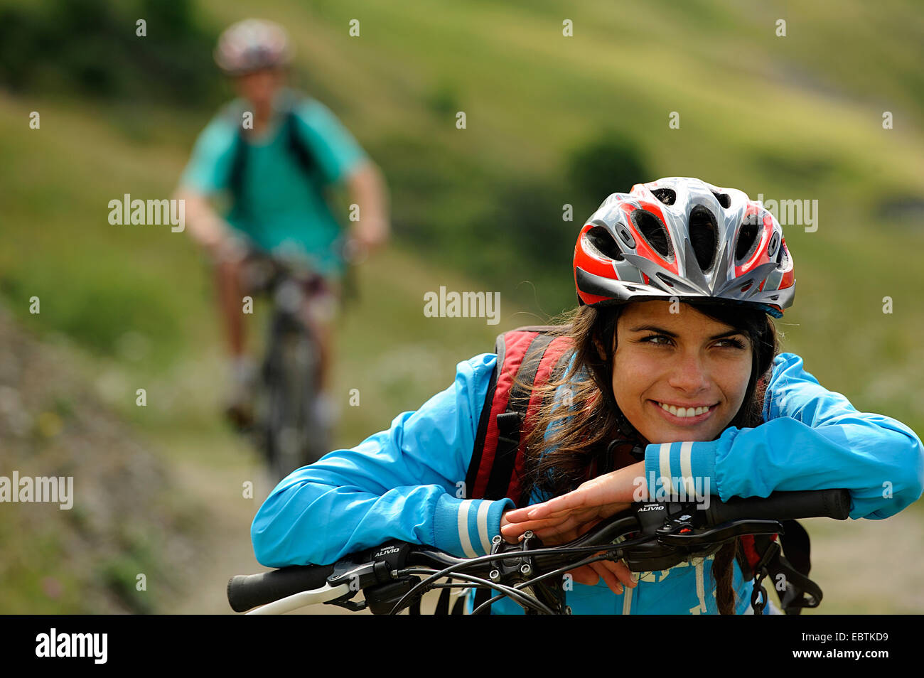 Ragazza adolescente con mountain bike avente una pausa, Francia, Savoie Foto Stock