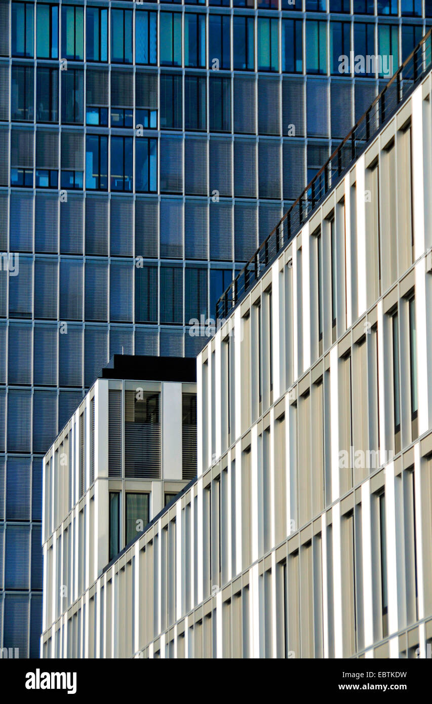 La nuova costruzione edificio vuoto edificio per uffici in Rheinauhafen, Kranhaus1 in background, in Germania, in Renania settentrionale-Vestfalia, Colonia Foto Stock