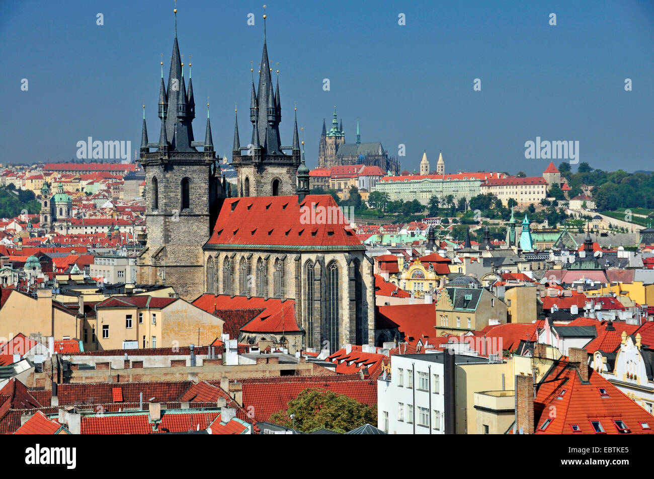Vista della città vecchia di Praga mit Teyn chiesa, il castello di Praga in background, Repubblica Ceca, Praga Foto Stock