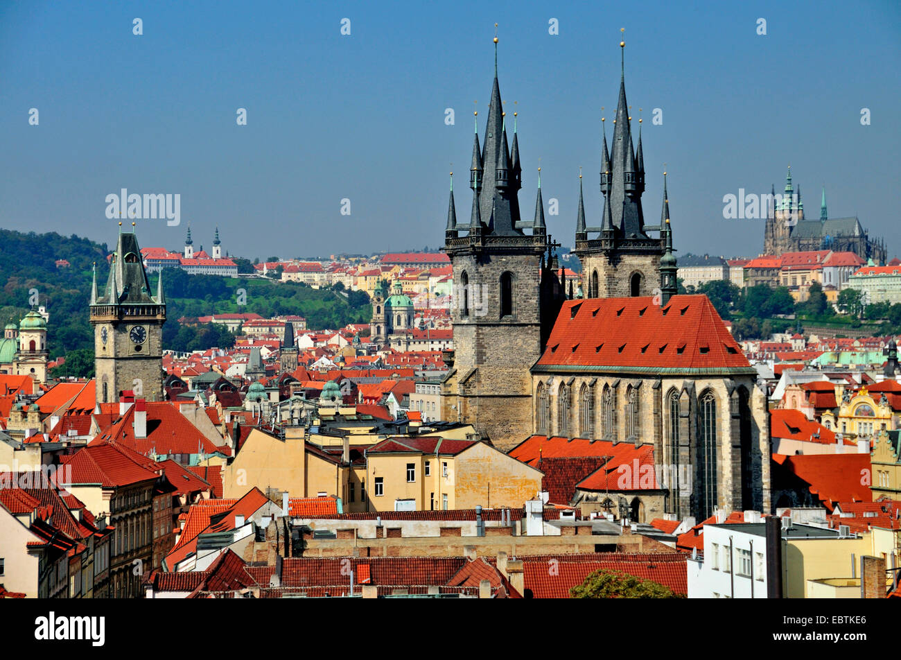 Vista della città vecchia di Praga mit Teyn chiesa e il municipio, il castello di Praga in background, Repubblica Ceca, Praga Foto Stock