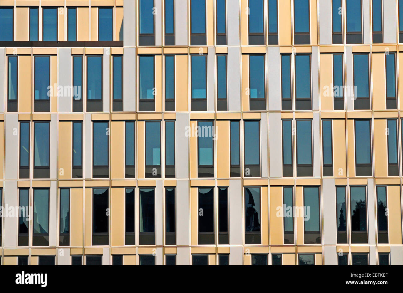 La nuova costruzione edificio vuoto edificio per uffici in Rheinauhafen, in Germania, in Renania settentrionale-Vestfalia, Colonia Foto Stock