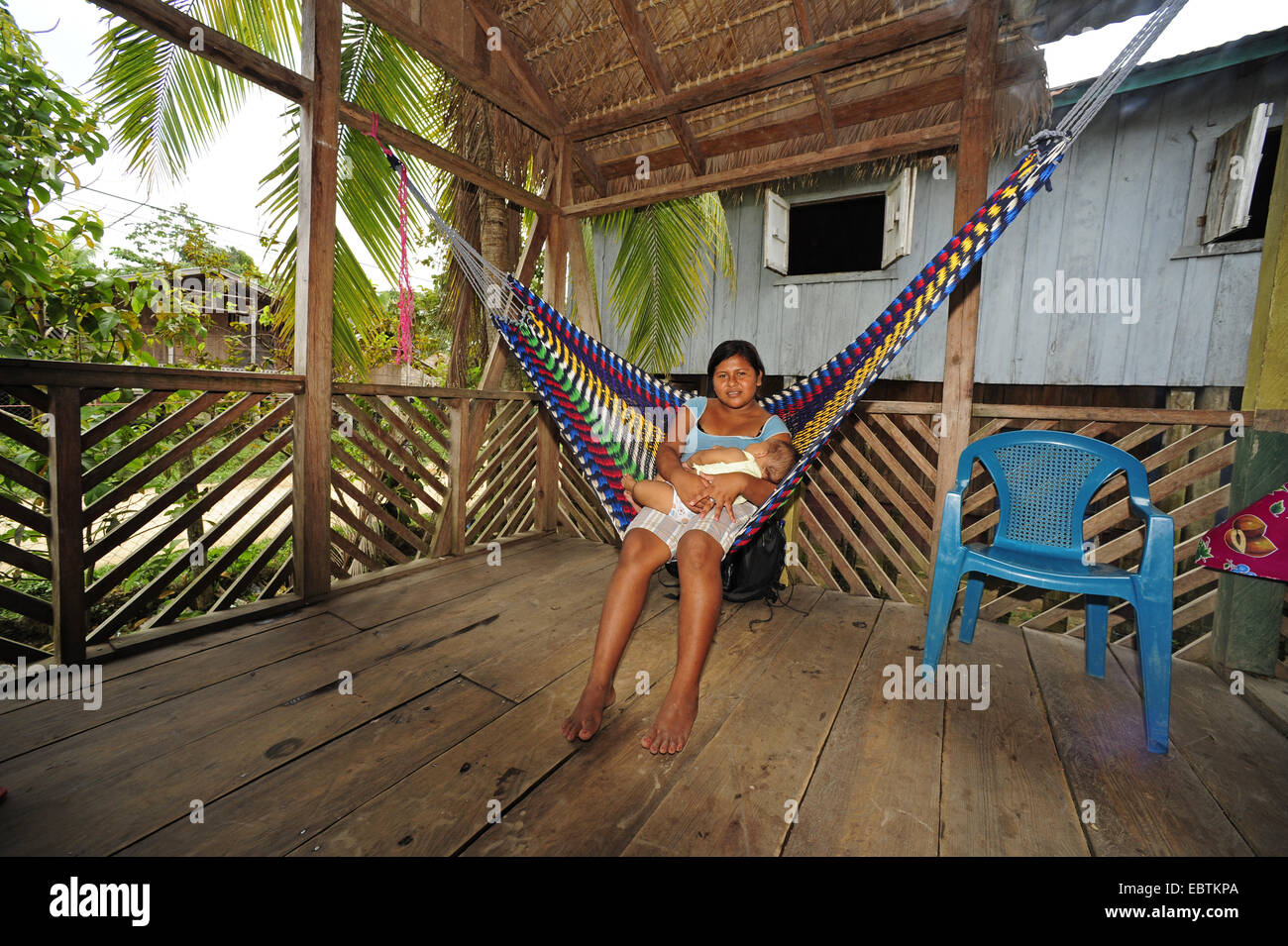 Le donne con il bambino seduto in una amaca, Honduras, La Mosquitia, Las Marias, Brus Laguna Foto Stock