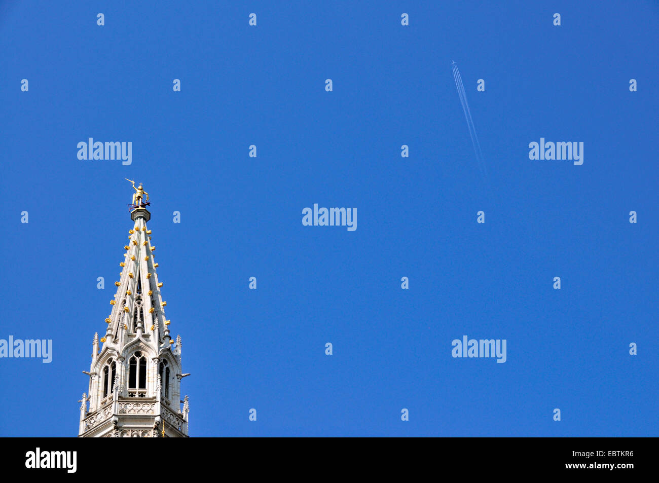 Torre gotica del municipio con golden patrono di Bruxelles, Belgio, Bruxelles Foto Stock