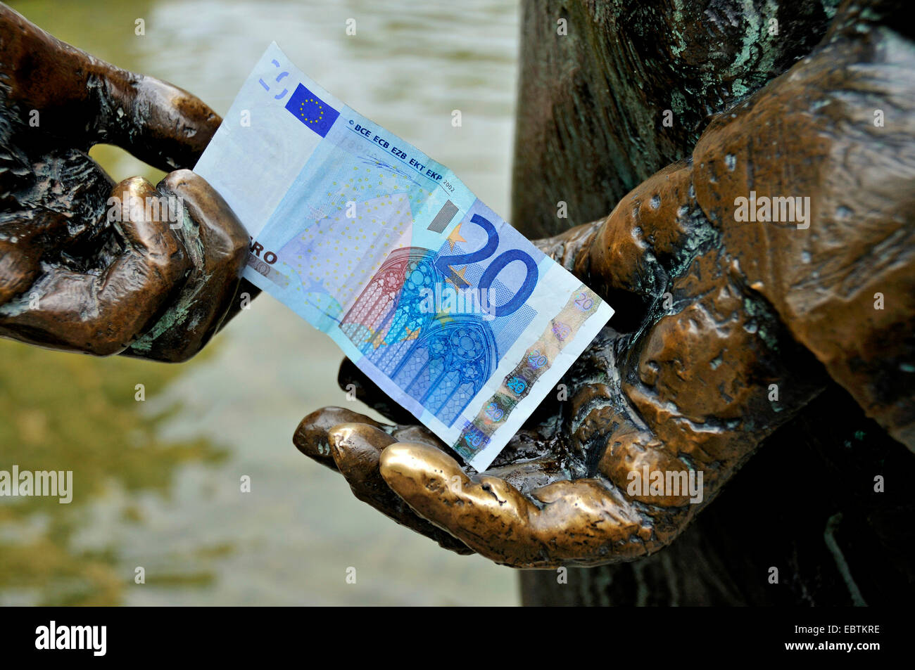 20 Euro bill presso la fontana "Kreislauf des Geldes', la circolazione di denaro, in Germania, in Renania settentrionale-Vestfalia, Aix-la-Chapelle Foto Stock