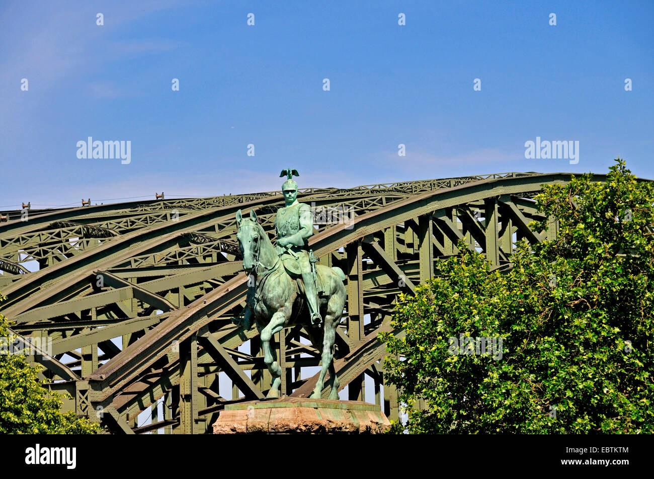 Scultura equestre di Guglielmo II, Imperatore Tedesco sul ponte Hohenzollernbruecke, in Germania, in Renania settentrionale-Vestfalia, Colonia Foto Stock