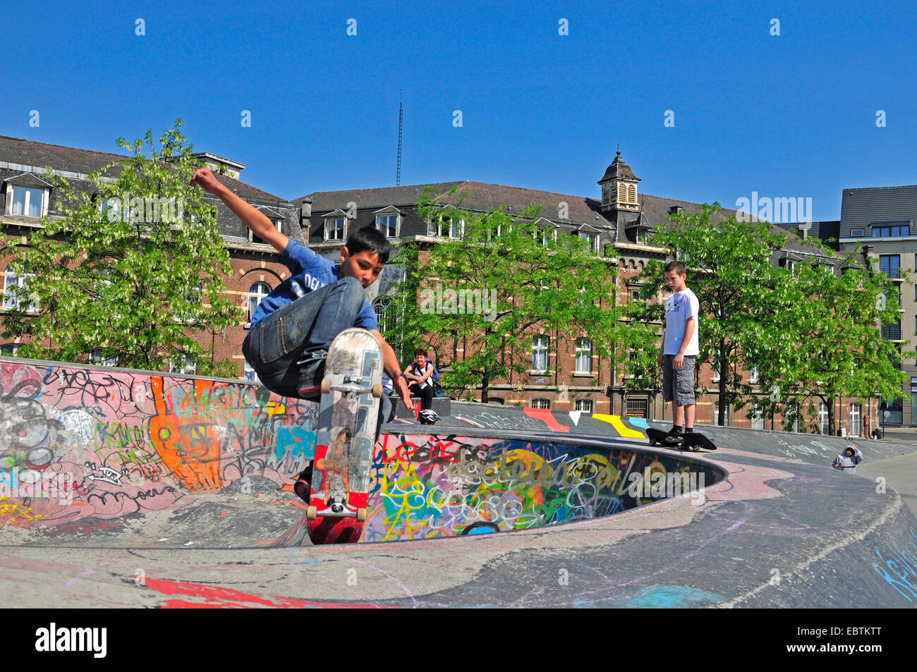 12 anni ragazzo su una pista da skateboard, Belgio, Bruessel Foto Stock