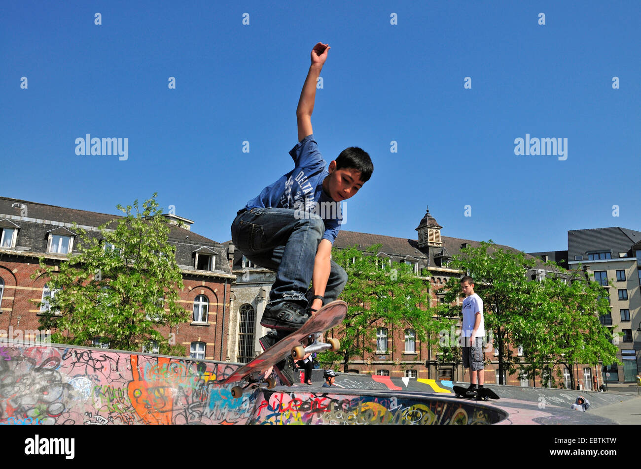 12 anni ragazzo su una pista da skateboard, Indy Grab, Belgio, Bruessel Foto Stock