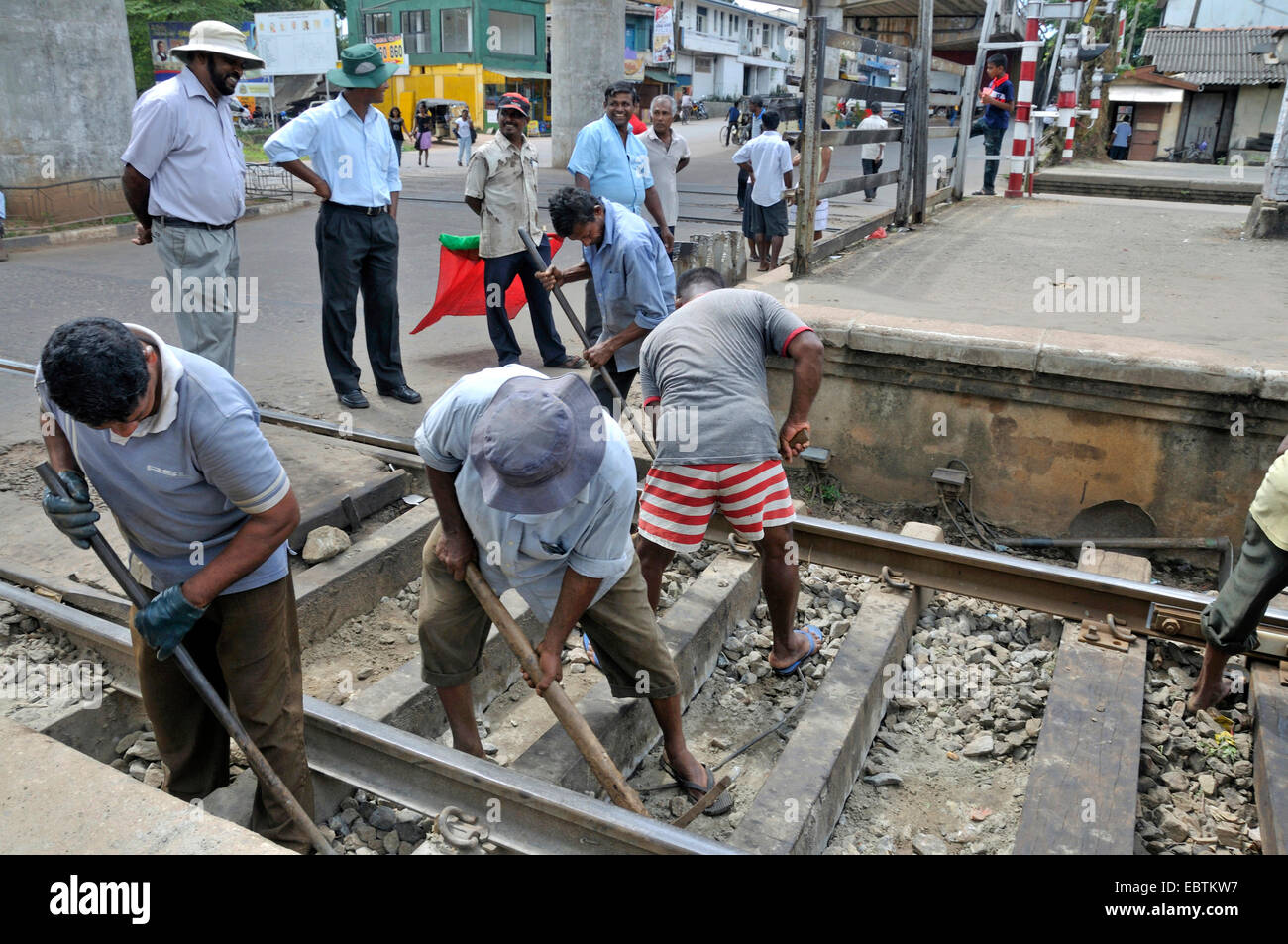 Manutenzione a railtracks vicino alla stazione ferroviaria, Sri Lanka, ragama Foto Stock