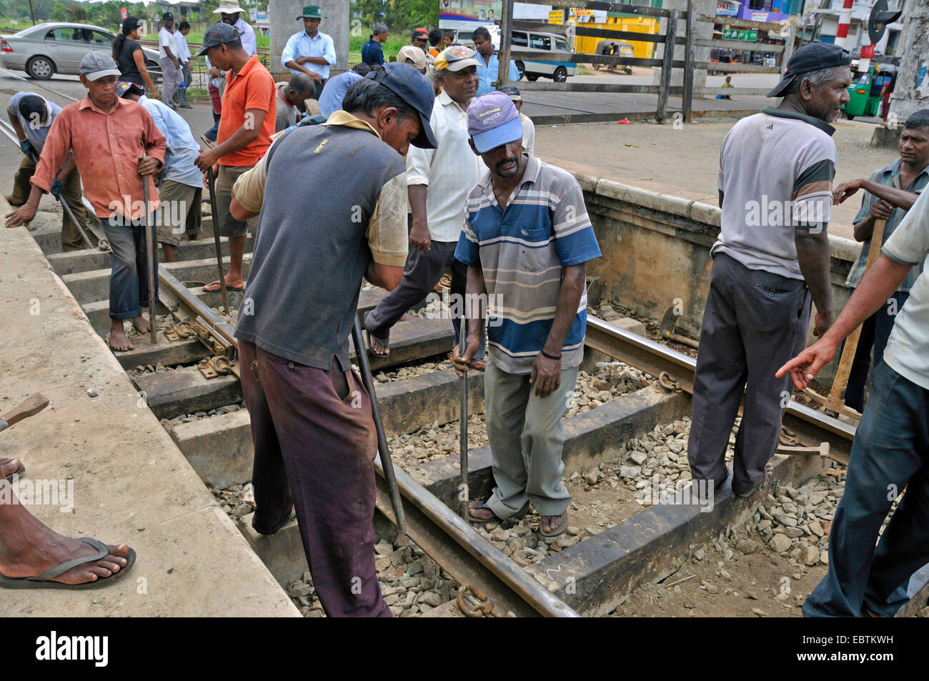 Manutenzione a railtracks vicino alla stazione ferroviaria, Sri Lanka, ragama Foto Stock
