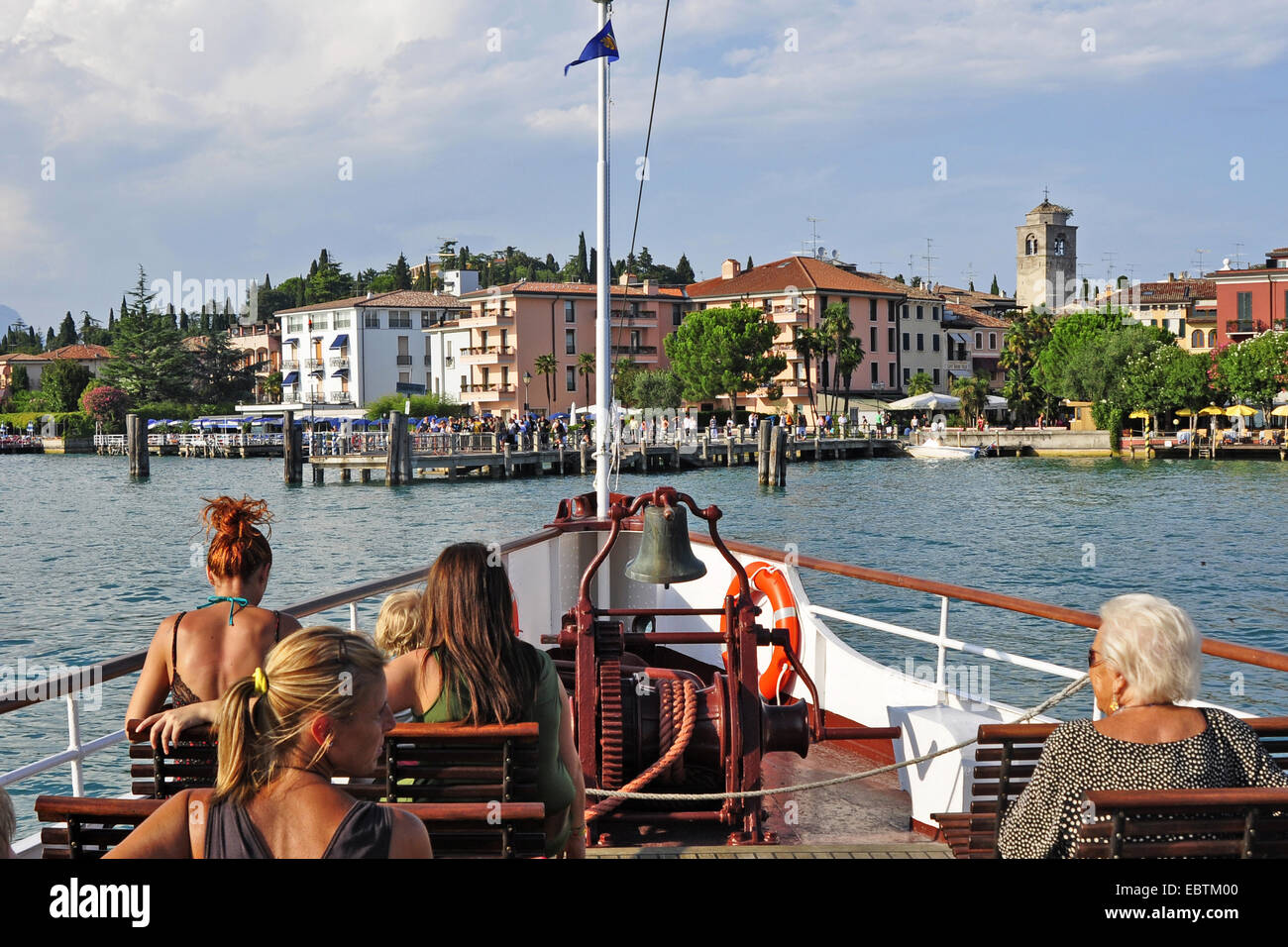 Vista dalla barca per gite a Sirmione, Italia, Lombardia, Lago di Garda, Sirmione Foto Stock