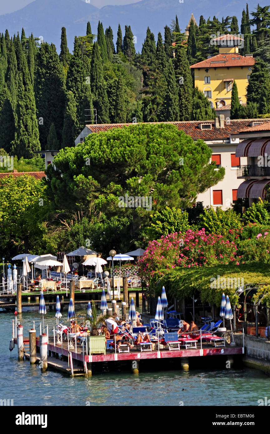 Turismo a prendere il sole sul lungomare, l'Italia, il Lago di Garda, Lombardia, Sirmione Foto Stock