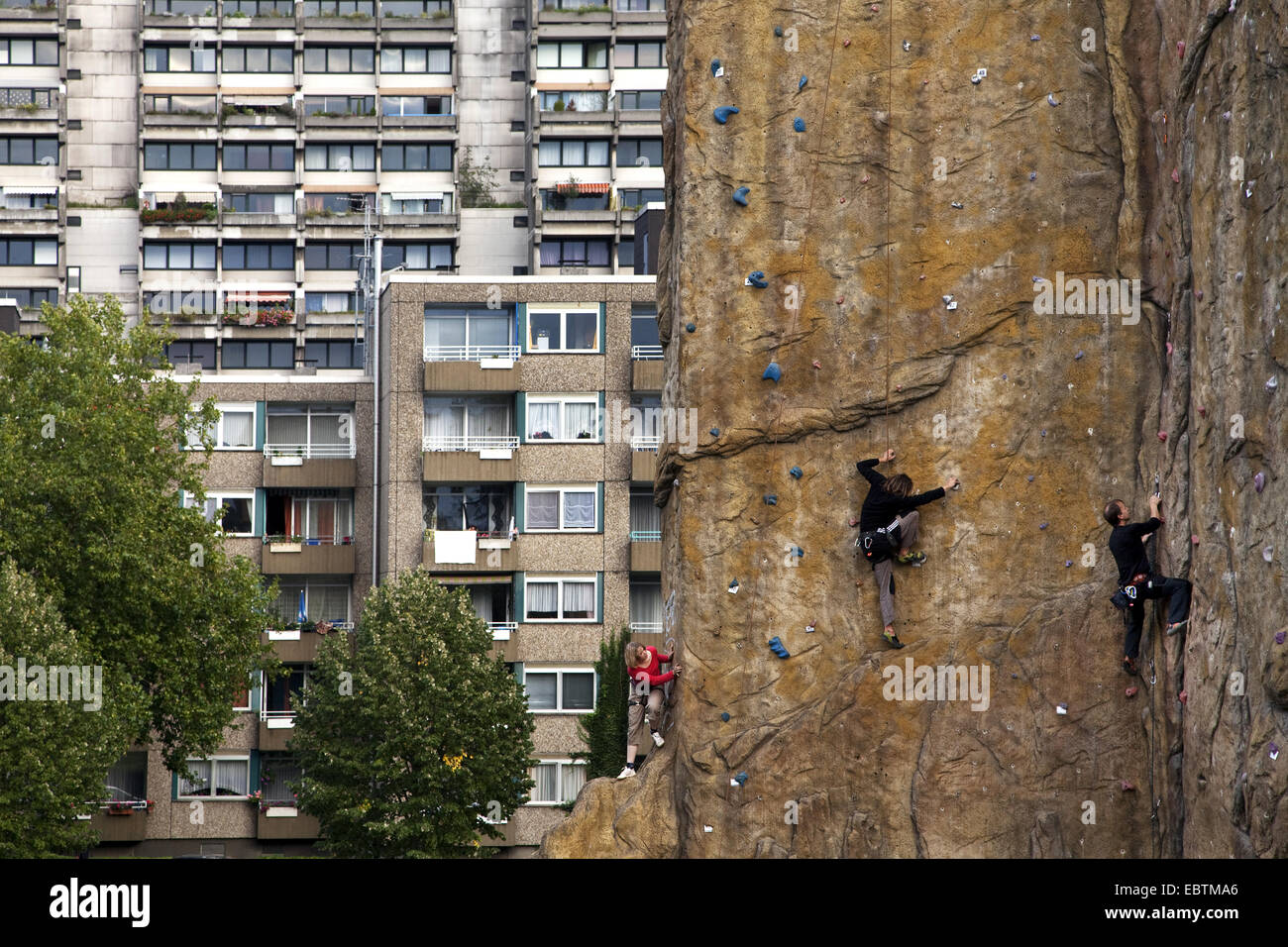 Gli alpinisti al uno artificiale di arrampicata in torre Dortmund-Dorstfeld nella parte anteriore dell'edificio Annibale, in Germania, in Renania settentrionale-Vestfalia, la zona della Ruhr, Dortmund Foto Stock