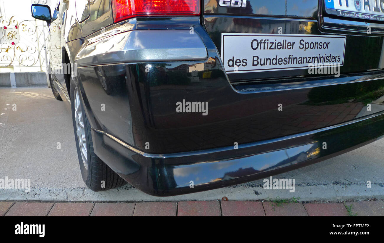 Un adesivo su una macchina denominata ''Offizieller Sponsor des Bundesfinanzministers', sponsor ufficiale del ministro delle finanze, Germania Foto Stock