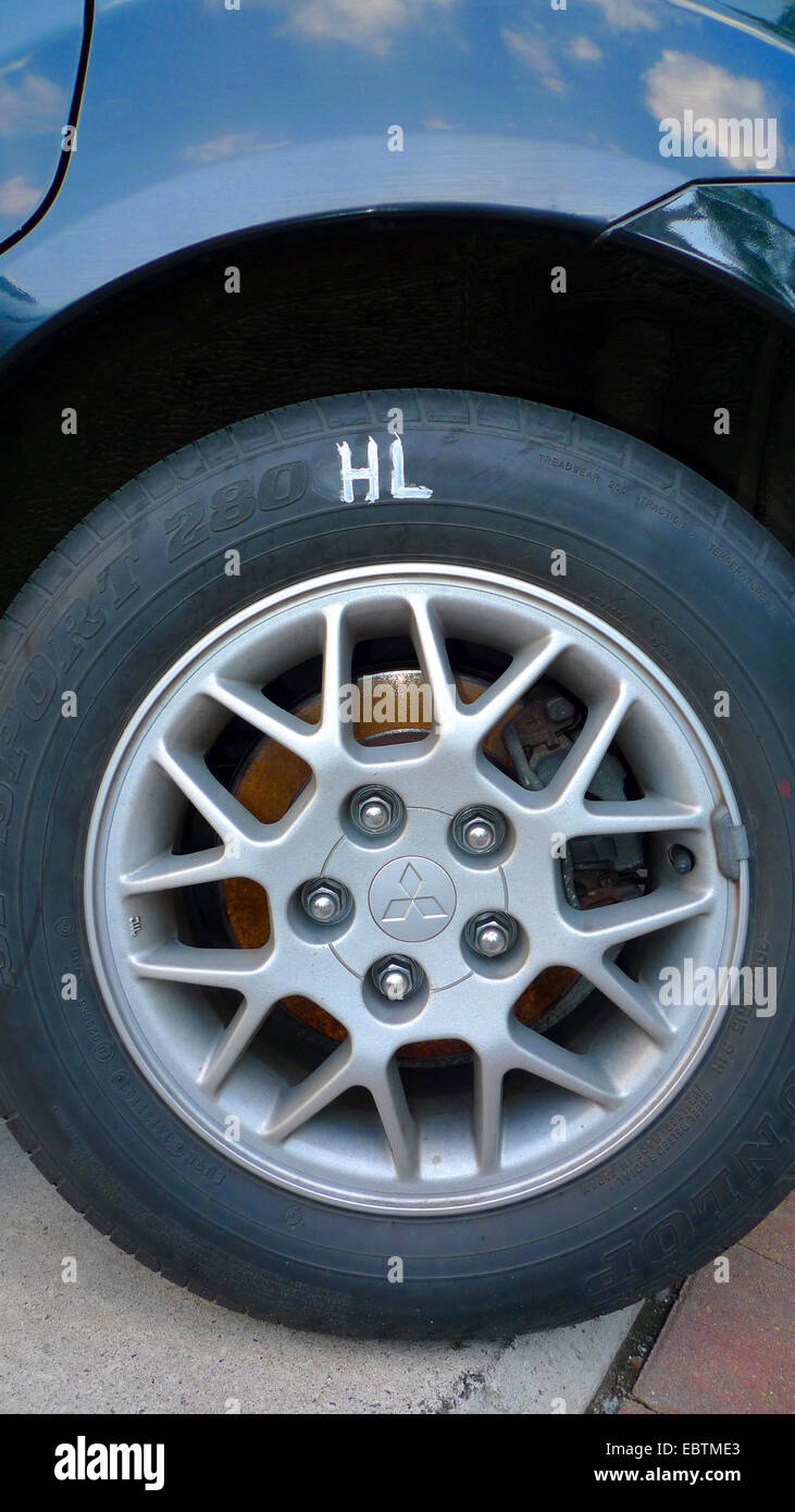 Il pneumatico sul cerchio in lega denominata HL, posteriore sinistra, Germania Foto Stock