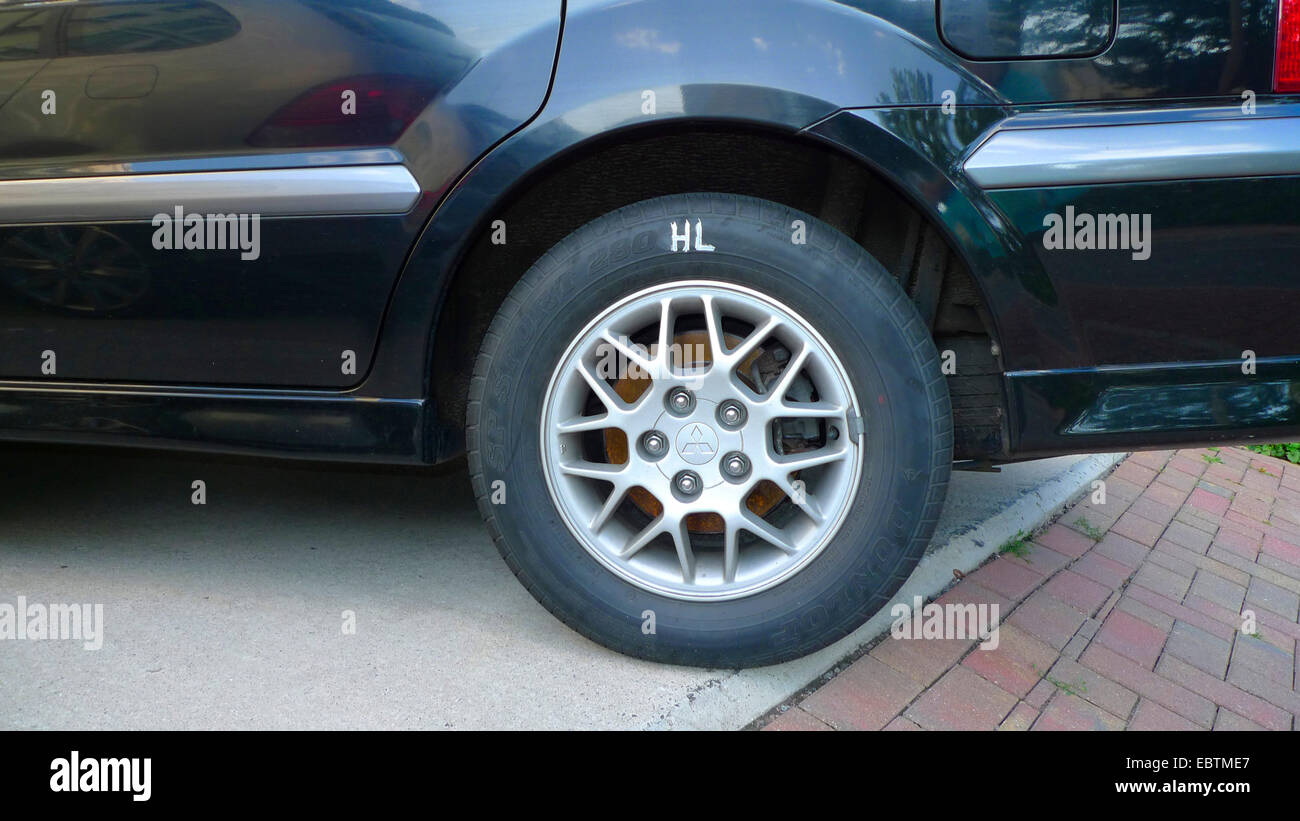 Il pneumatico sul cerchio in lega denominata HL, posteriore sinistra, Germania Foto Stock